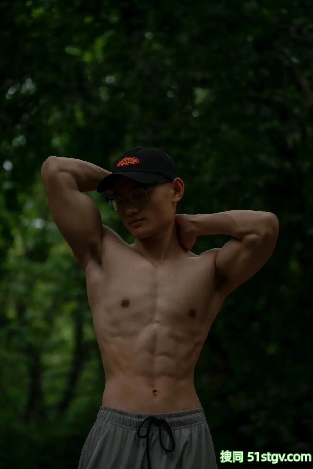 武汉穿灰裤子的寸头肌肉男大 - 51虹马