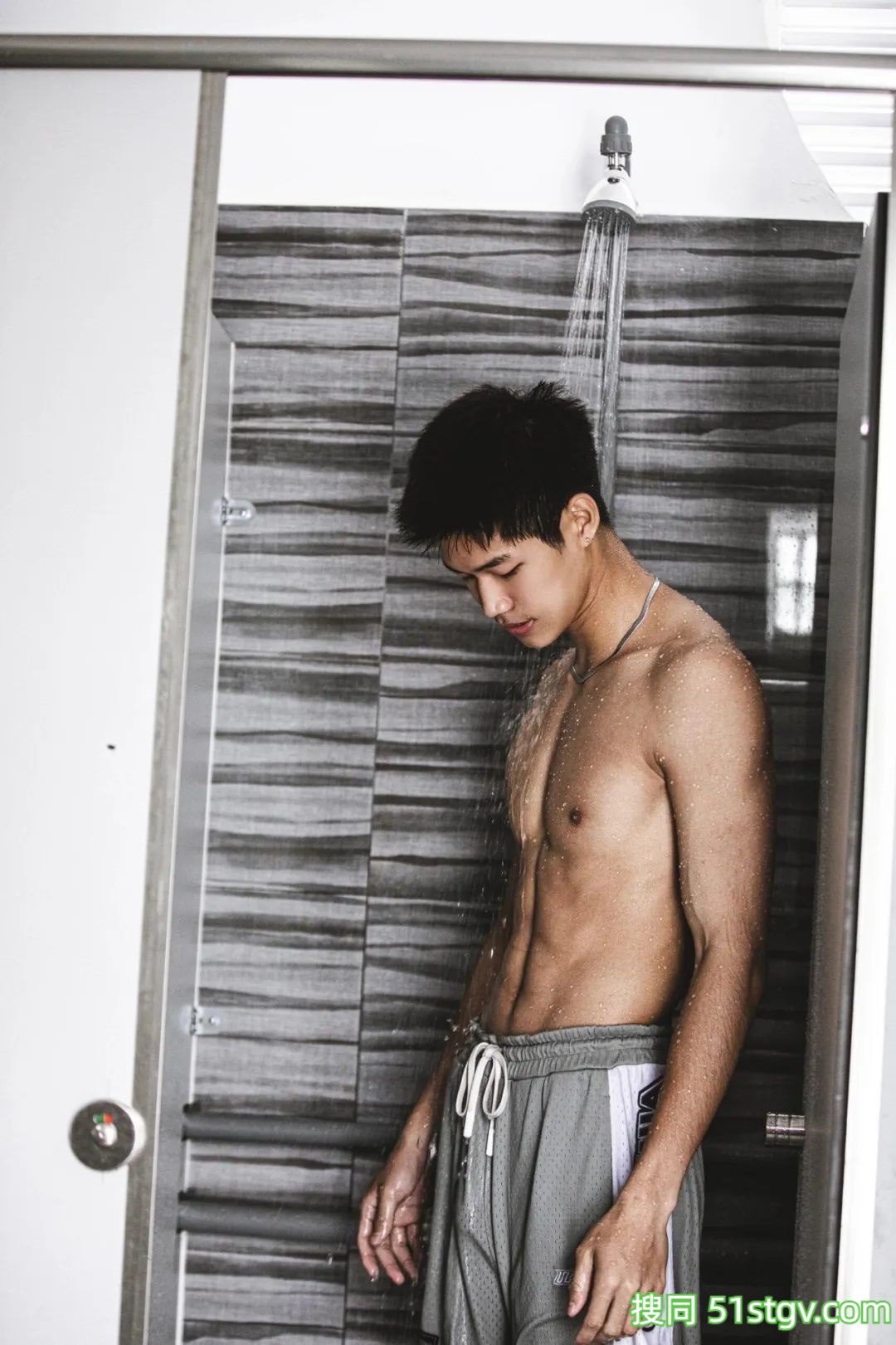 浴室少年，湿身诱惑 - 51虹马