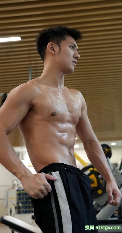 练到大胸肌上全是汗的肌肉男 - 51虹马
