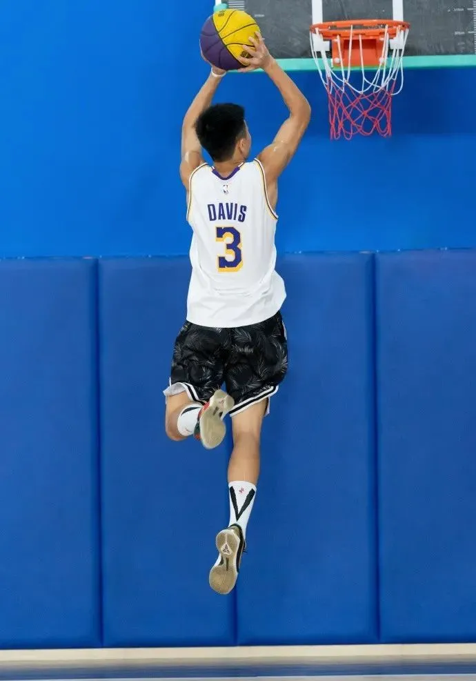 他也被骗遭女记者采访了？02年湖南理工185CM寸头薄肌篮球体育生 - 51虹马