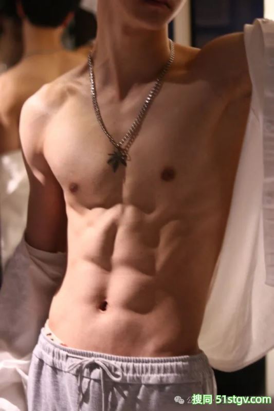 宽肩宅腰的鲜肉腹肌男大，男友力Max，你的梦中情男！ - 51虹马
