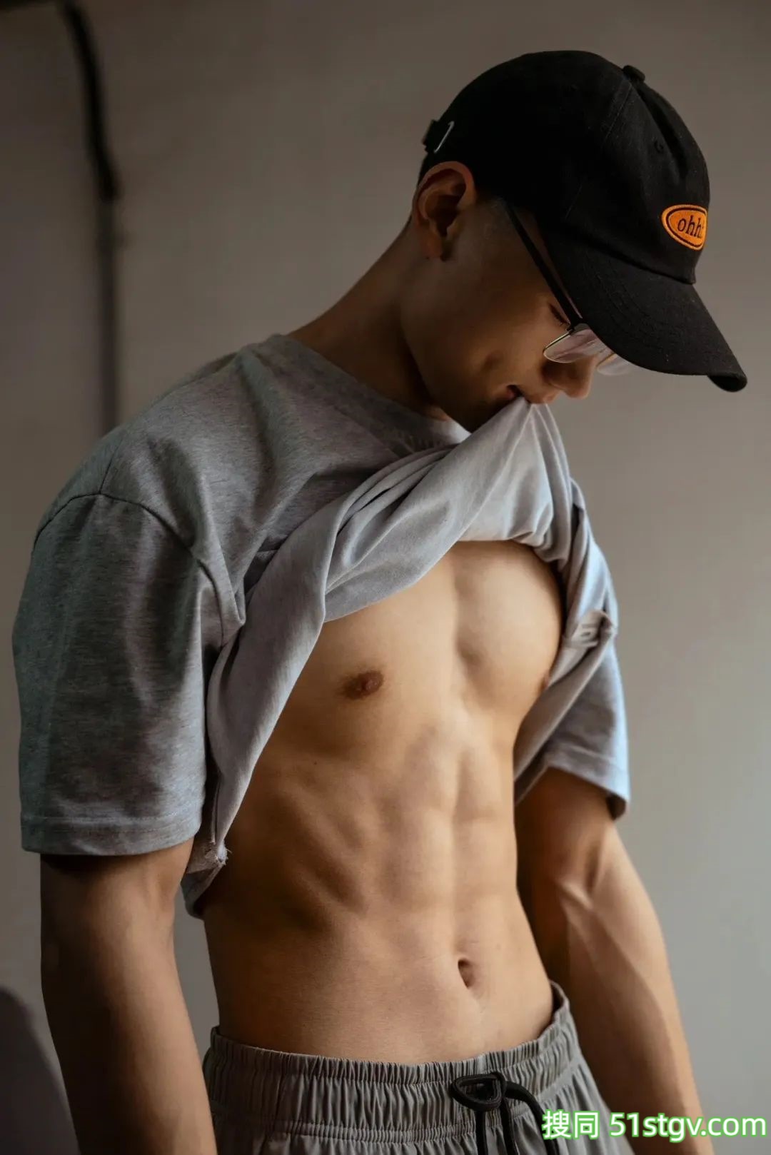 武汉穿灰裤子的寸头肌肉男大 - 51虹马