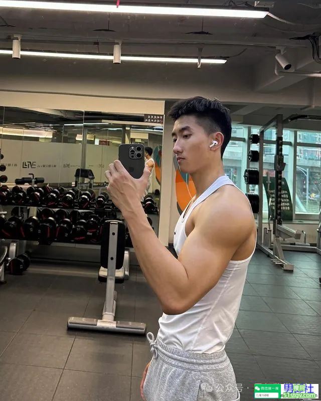 广东的薄肌舞蹈演员，穿着白袜好诱人！ - 51虹马