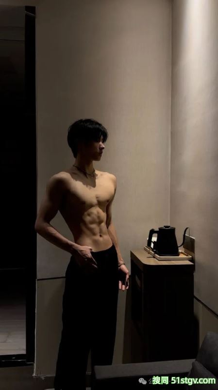 宽肩宅腰的鲜肉腹肌男大，男友力Max，你的梦中情男！ - 51虹马