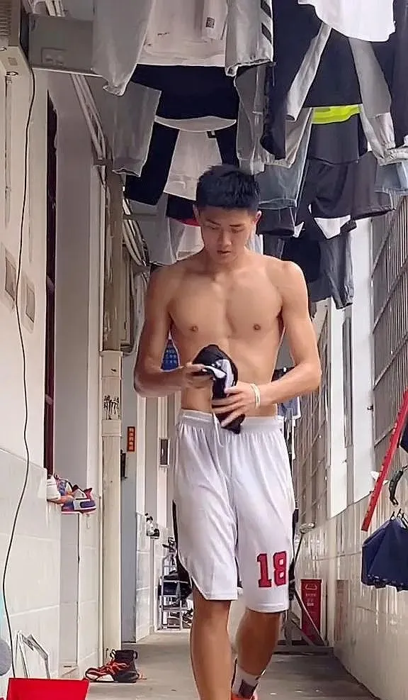 他也被骗遭女记者采访了？02年湖南理工185CM寸头薄肌篮球体育生 - 51虹马