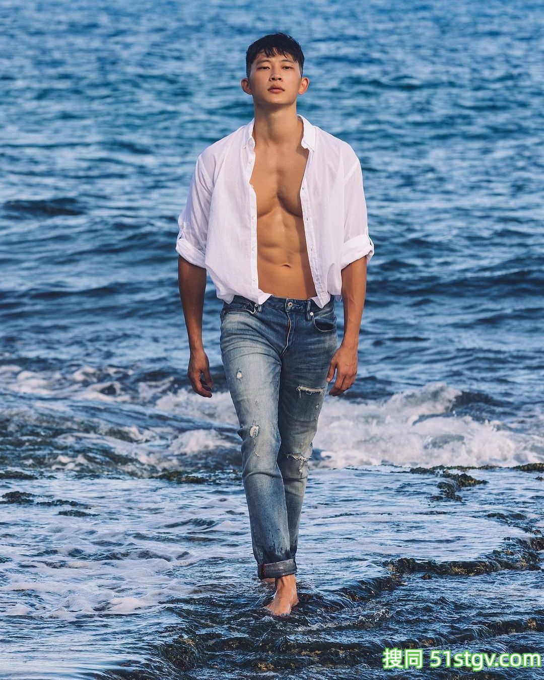 Gino 想让你看看他的《吉诺号》 阳光轻熟男的诱惑：「我蛮常裸体的！」 - 51虹马