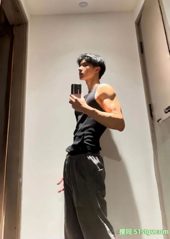 宽肩宅腰的鲜肉腹肌男大，男友力Max，你的梦中情男！ - 51虹马