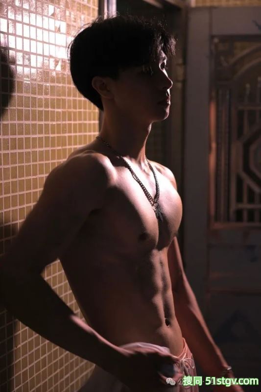 宽肩宅腰的鲜肉腹肌男大，男友力Max，你的梦中情男！ - 51虹马