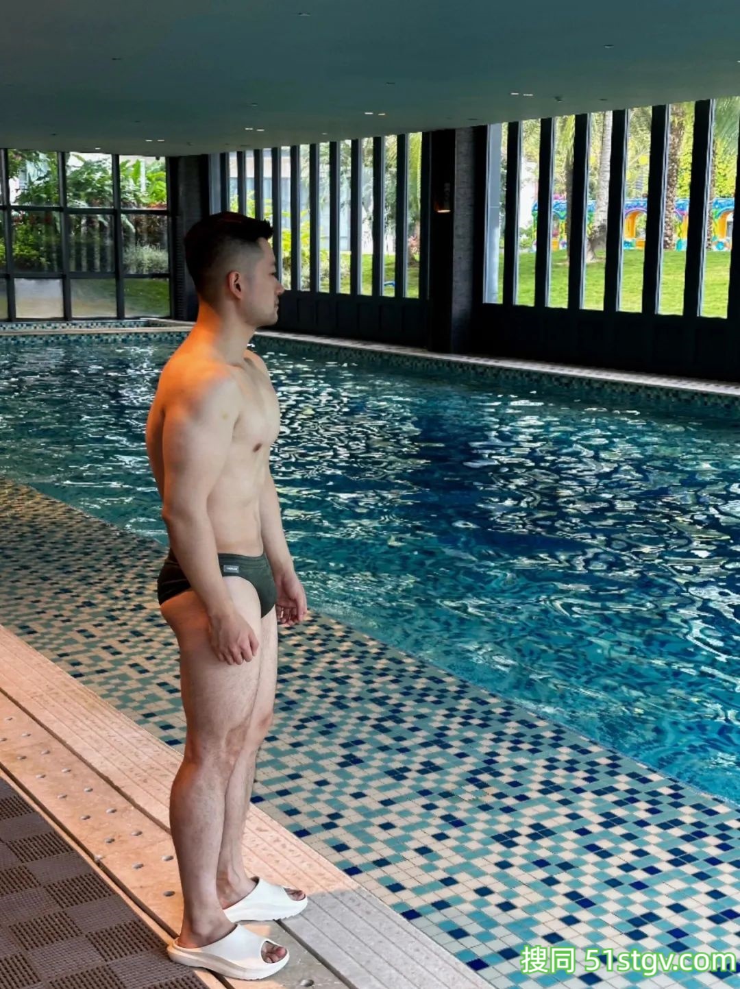 泳池旁边，晒身材 - 51虹马