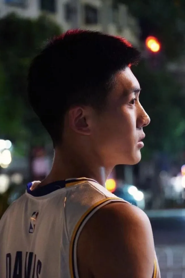 他也被骗遭女记者采访了？02年湖南理工185CM寸头薄肌篮球体育生 - 51虹马