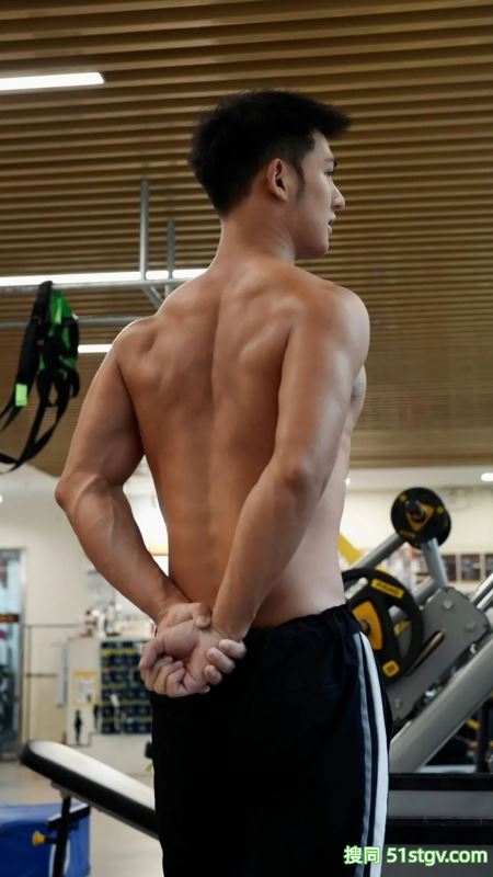 练到大胸肌上全是汗的肌肉男 - 51虹马