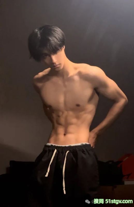 宽肩宅腰的鲜肉腹肌男大，男友力Max，你的梦中情男！ - 51虹马