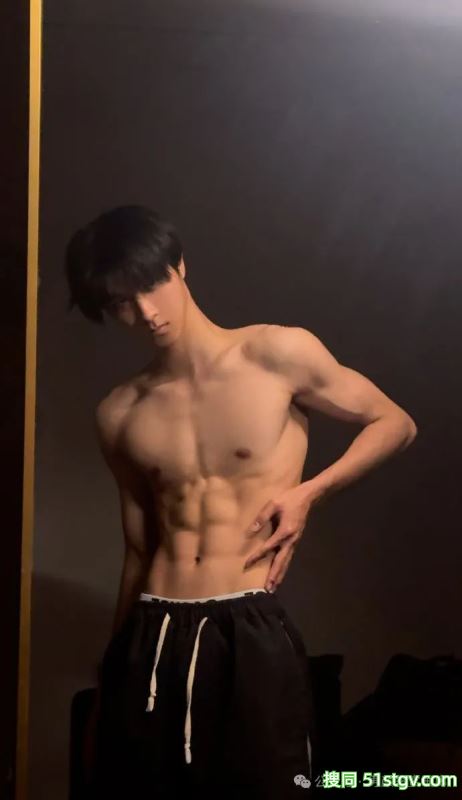 宽肩宅腰的鲜肉腹肌男大，男友力Max，你的梦中情男！ - 51虹马