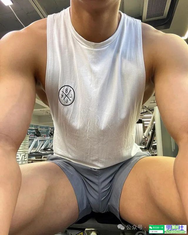 广东的薄肌舞蹈演员，穿着白袜好诱人！ - 51虹马