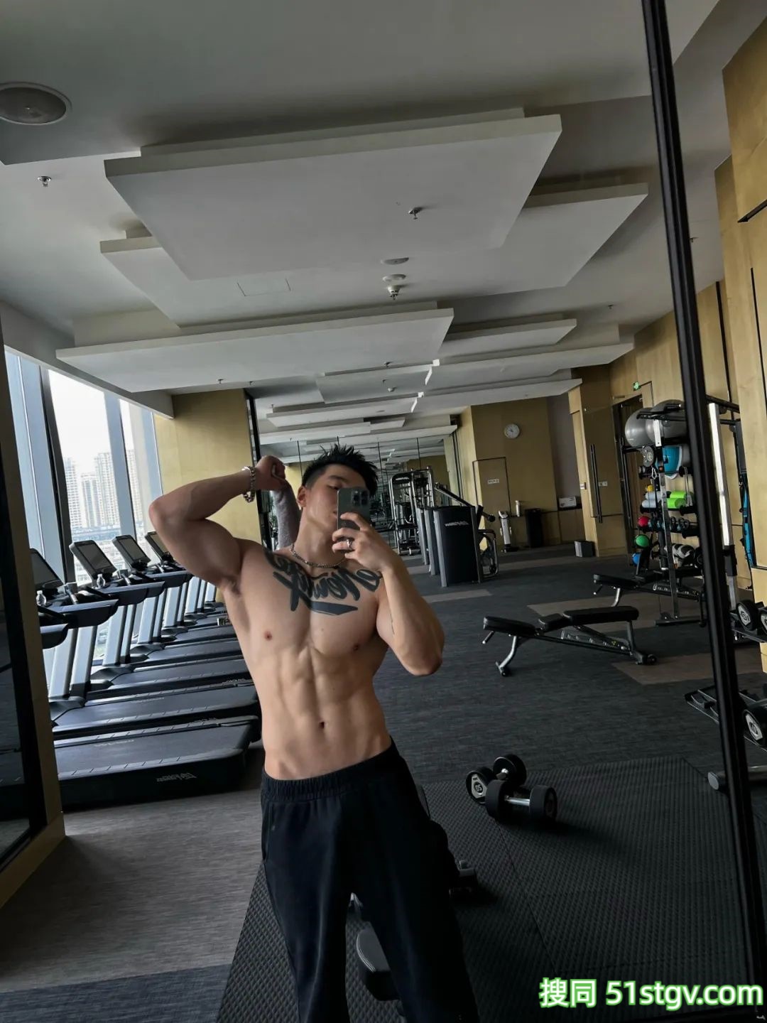 吸吸，痞帅加粗壮，根本让人没有抵抗力 - 51虹马