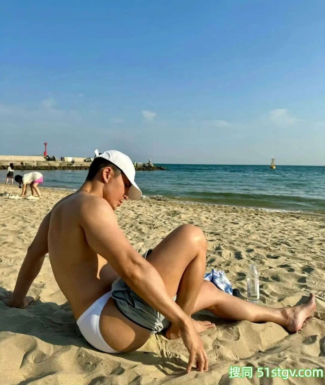 沙滩上换泳裤的肌肉小哥 - 51虹马