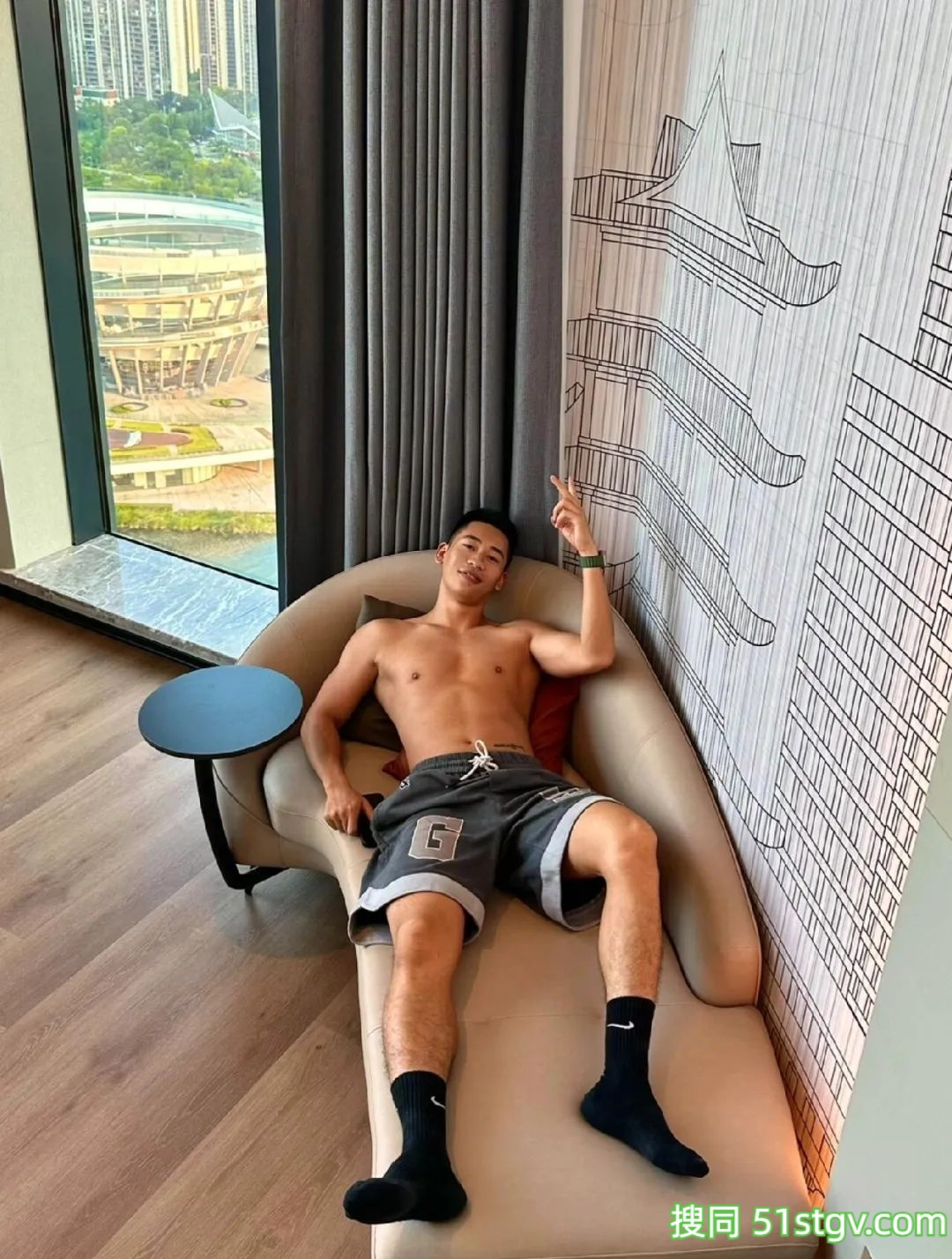 寸头黑皮体育生，好想吃 - 51虹马