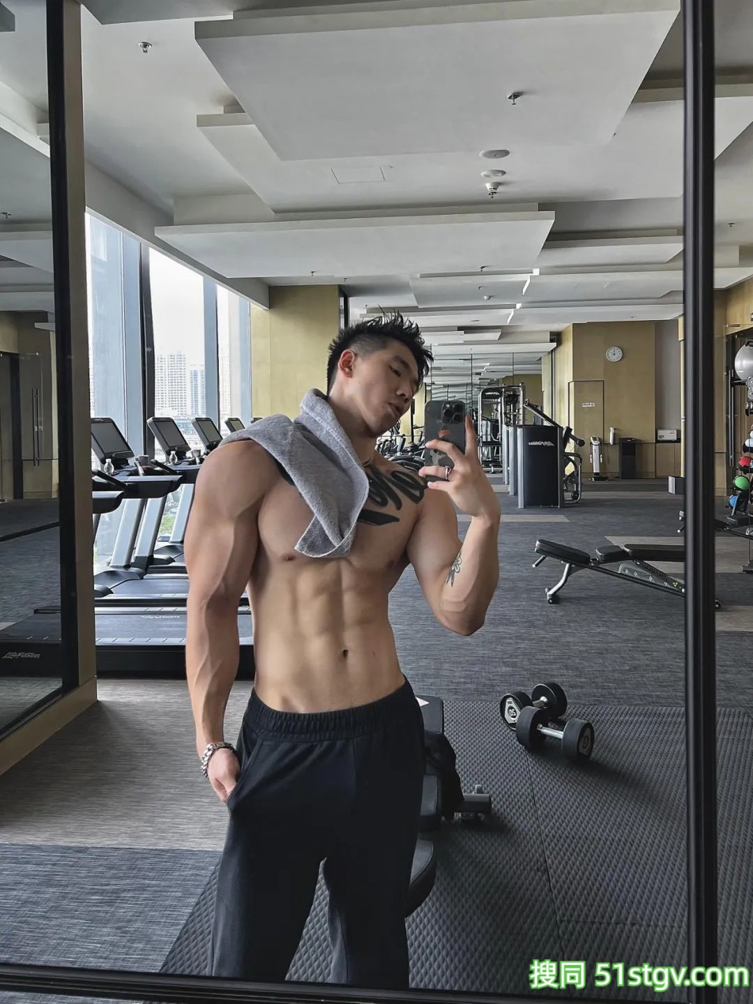 吸吸，痞帅加粗壮，根本让人没有抵抗力 - 51虹马