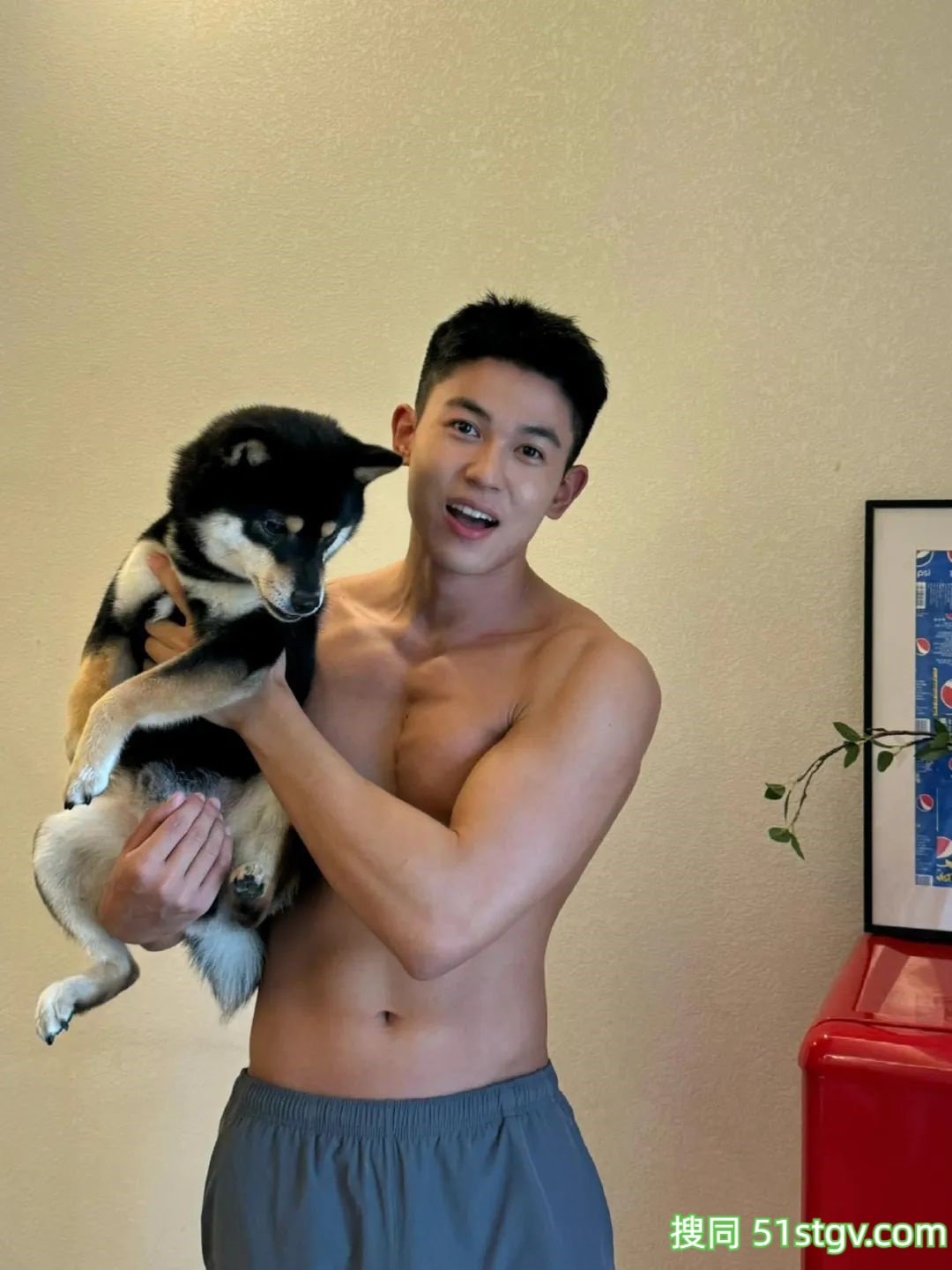 帅哥哥和小狗狗，太可爱了吧 - 51虹马