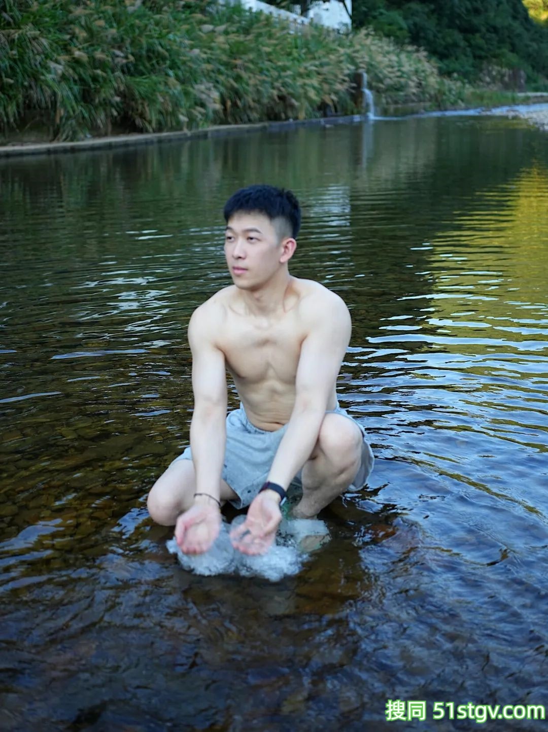 玩水的薄肌大男孩 - 51虹马