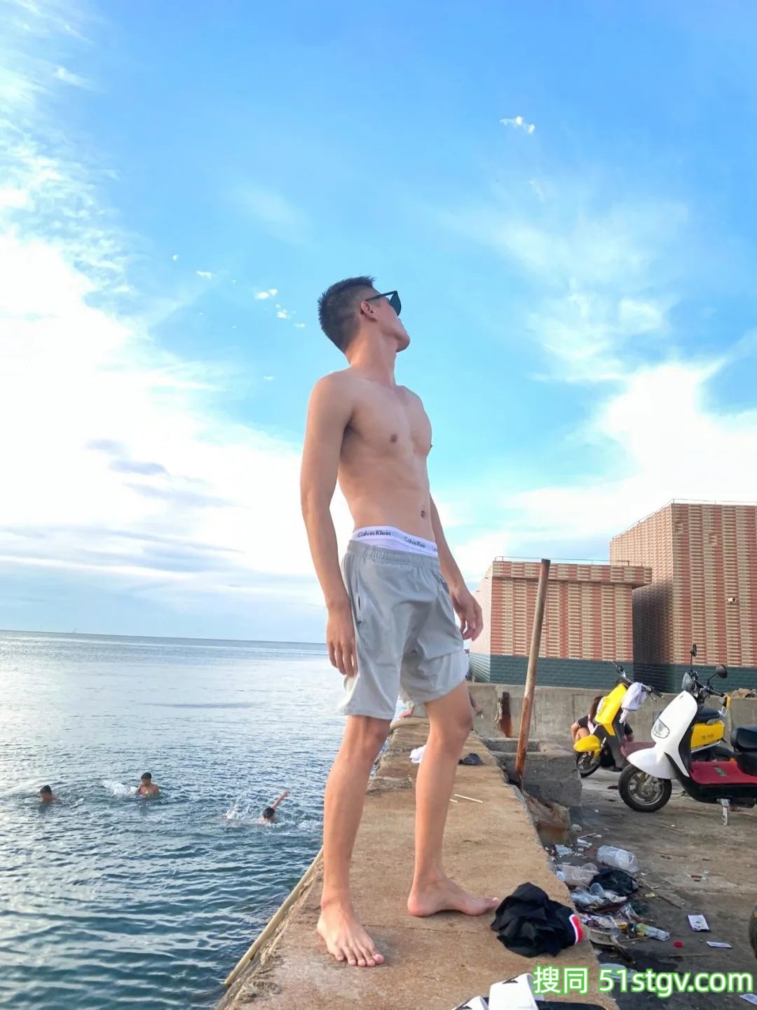 精瘦薄肌男，看着就很好吃 - 51虹马