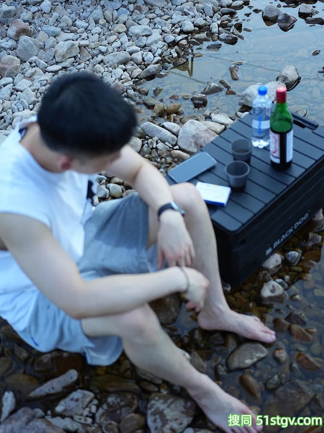 玩水的薄肌大男孩 - 51虹马