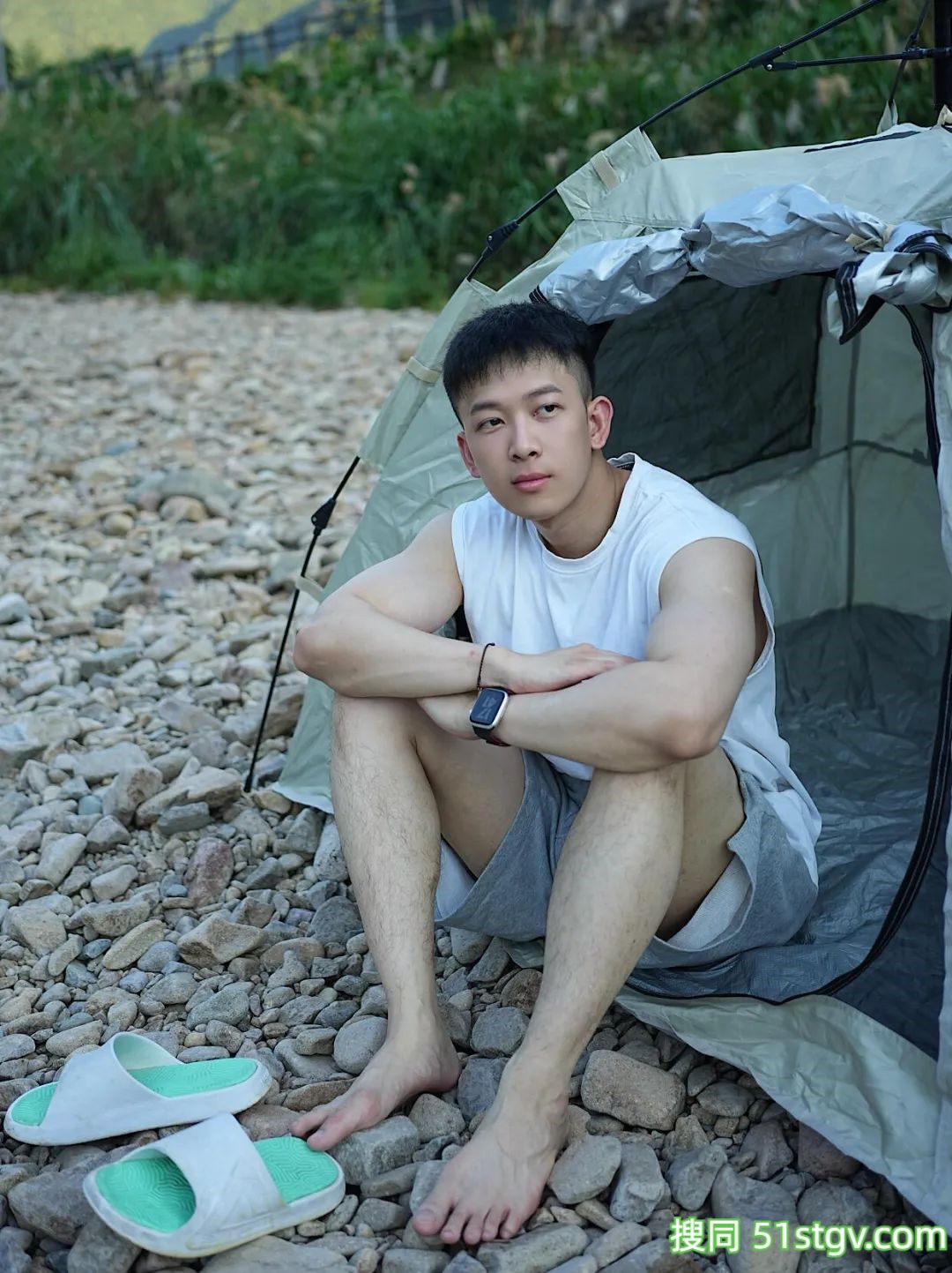 玩水的薄肌大男孩 - 51虹马