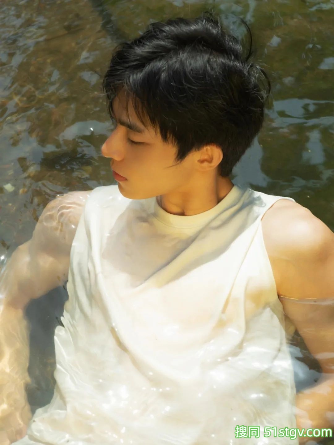 夏日戏水，白皙高颜值 - 51虹马