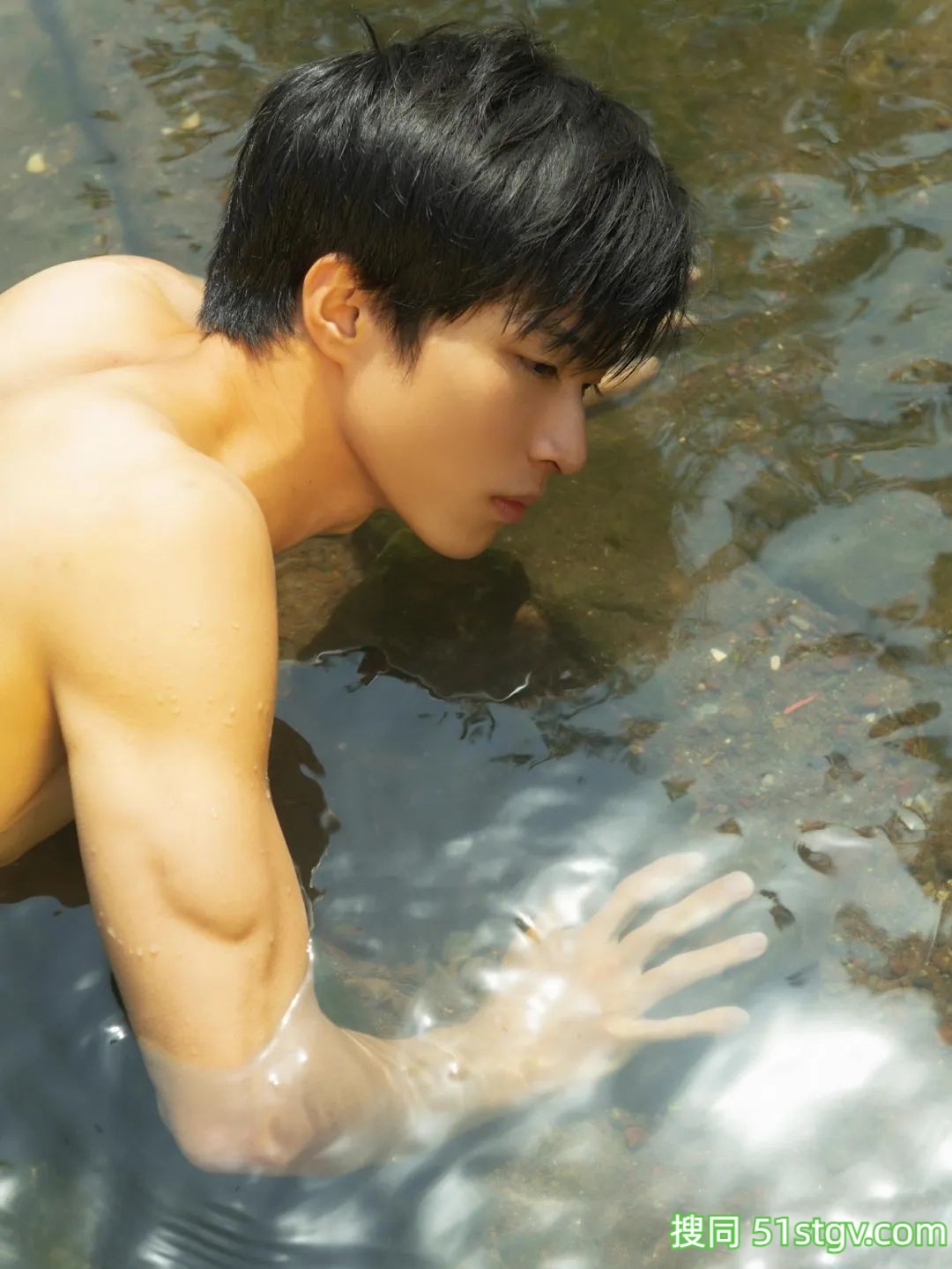 夏日戏水，白皙高颜值 - 51虹马