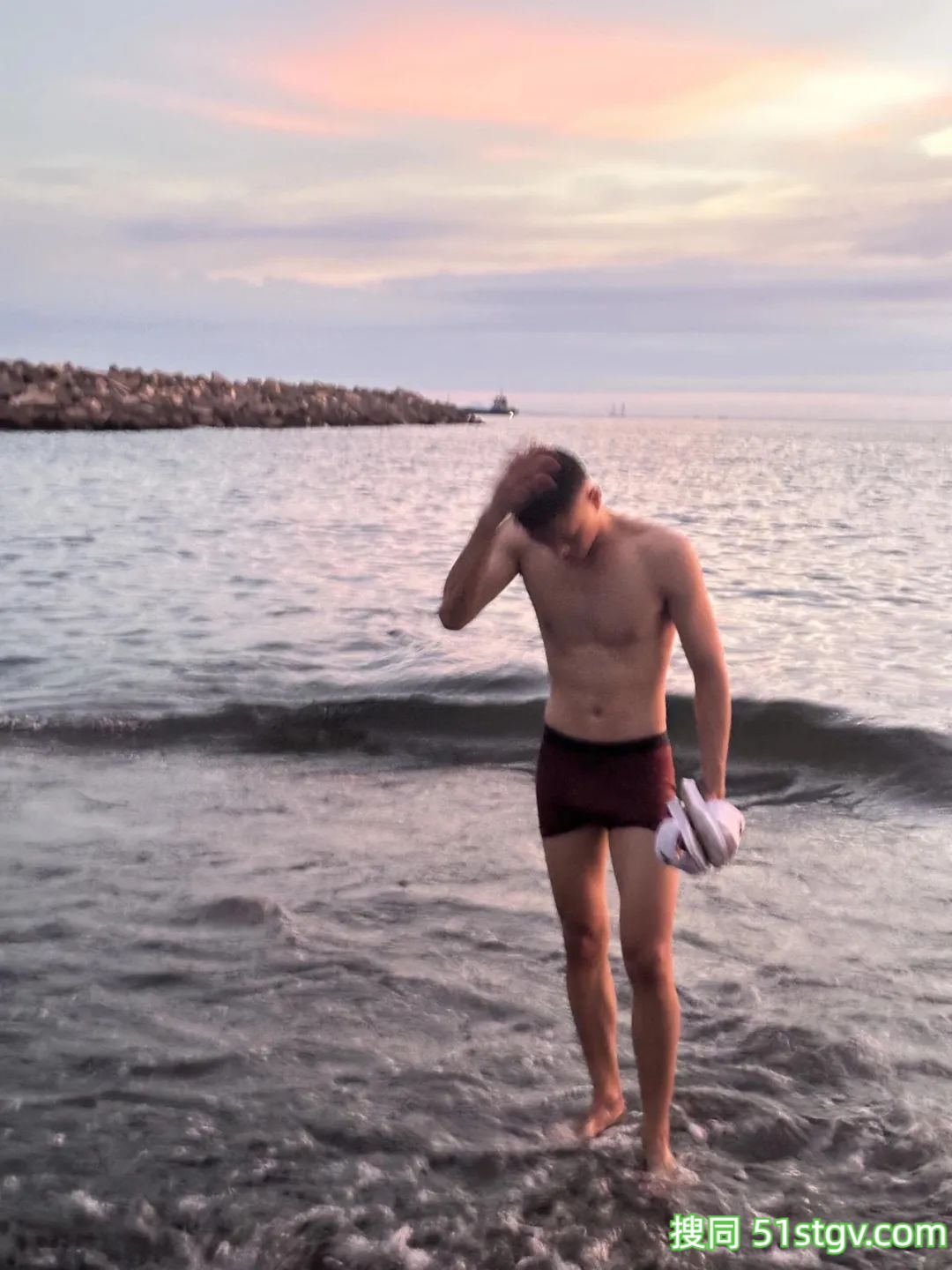 精瘦薄肌男，看着就很好吃 - 51虹马