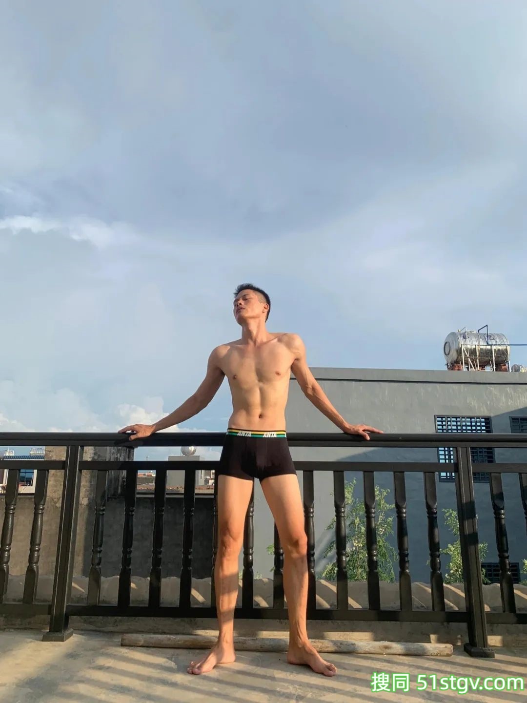 精瘦薄肌男，看着就很好吃 - 51虹马