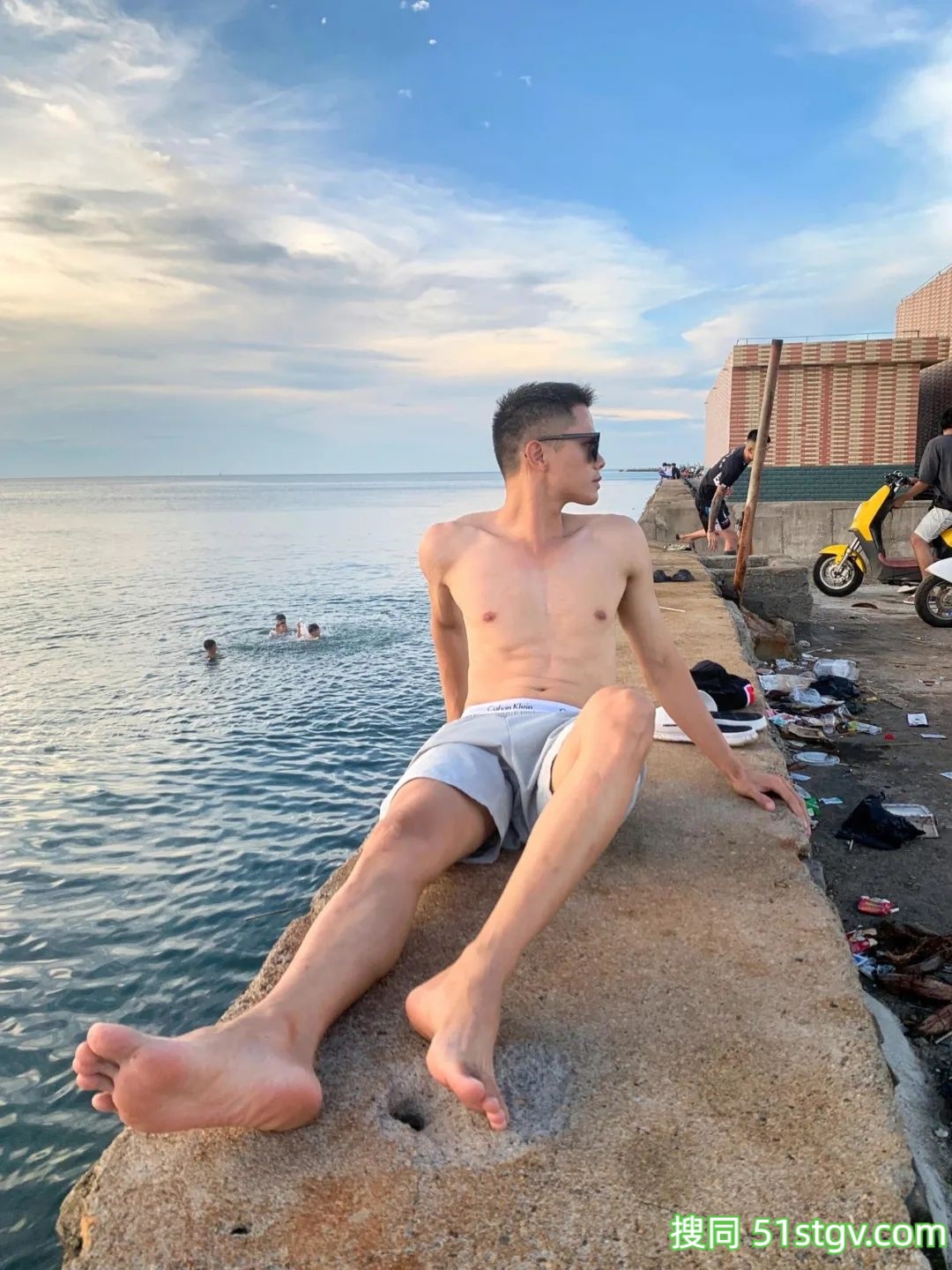 精瘦薄肌男，看着就很好吃 - 51虹马