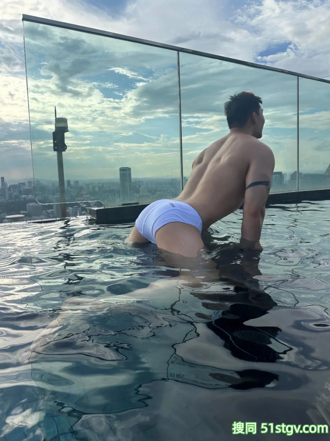 抵挡不住的翘臀，小帐篷都支棱起来了 - 51虹马