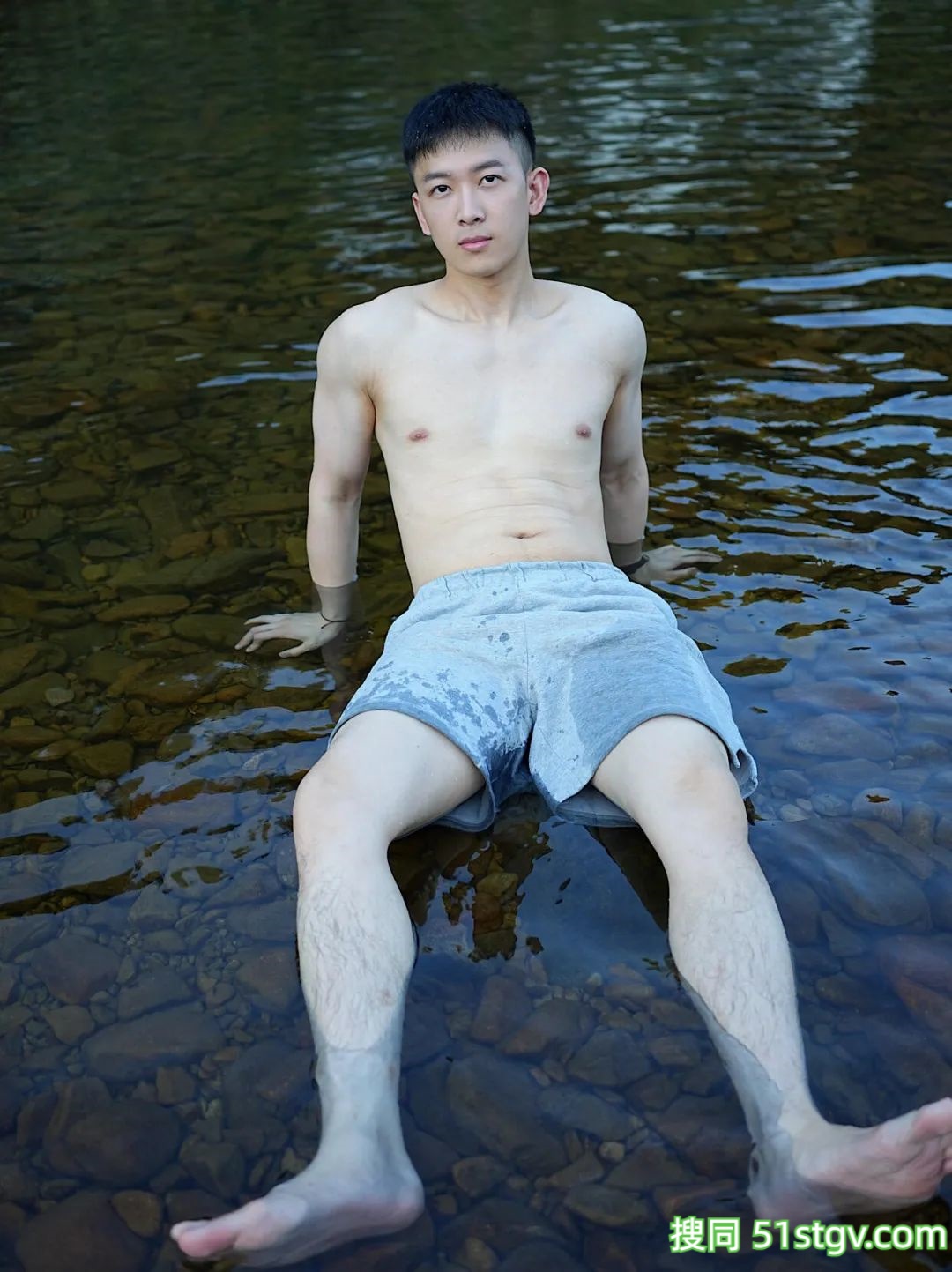 玩水的薄肌大男孩 - 51虹马