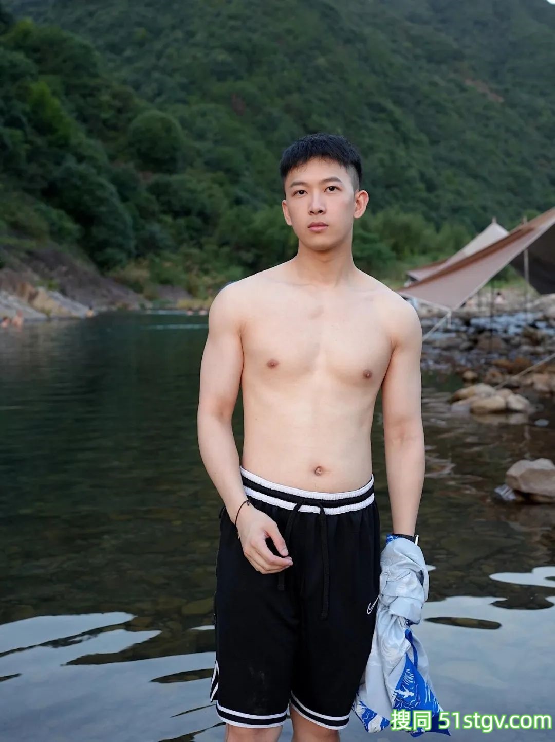 玩水的薄肌大男孩 - 51虹马