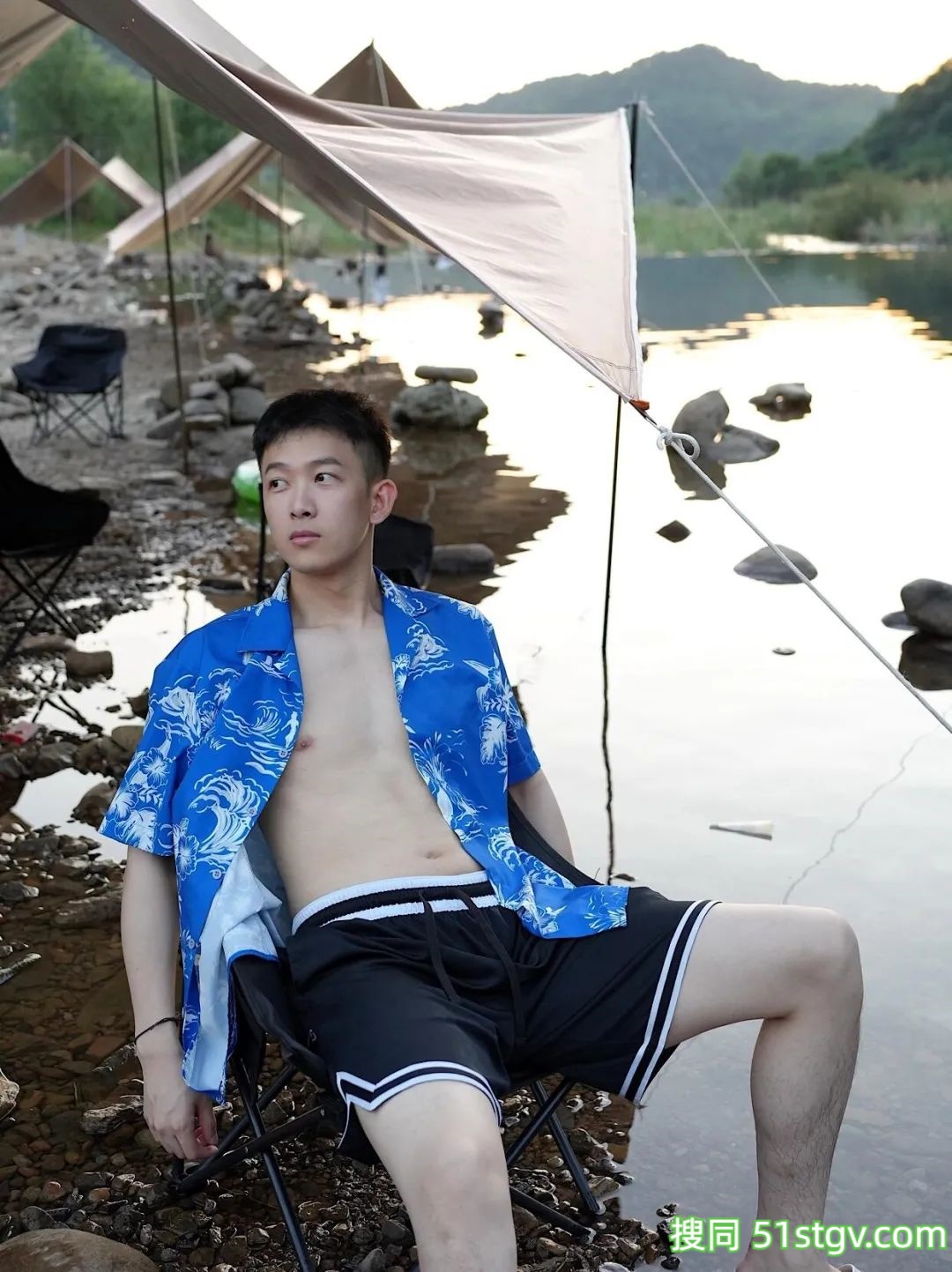 玩水的薄肌大男孩 - 51虹马