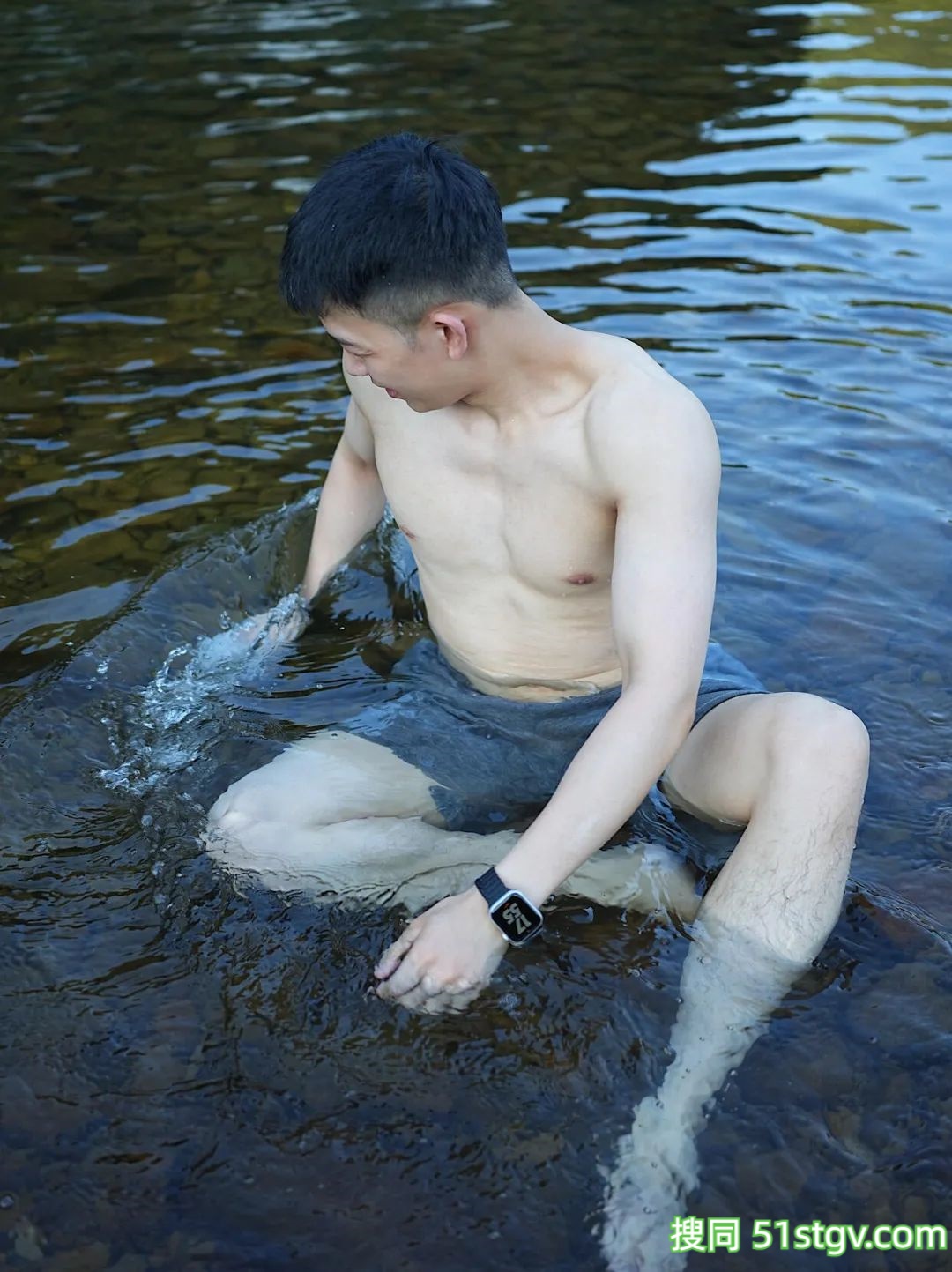 玩水的薄肌大男孩 - 51虹马