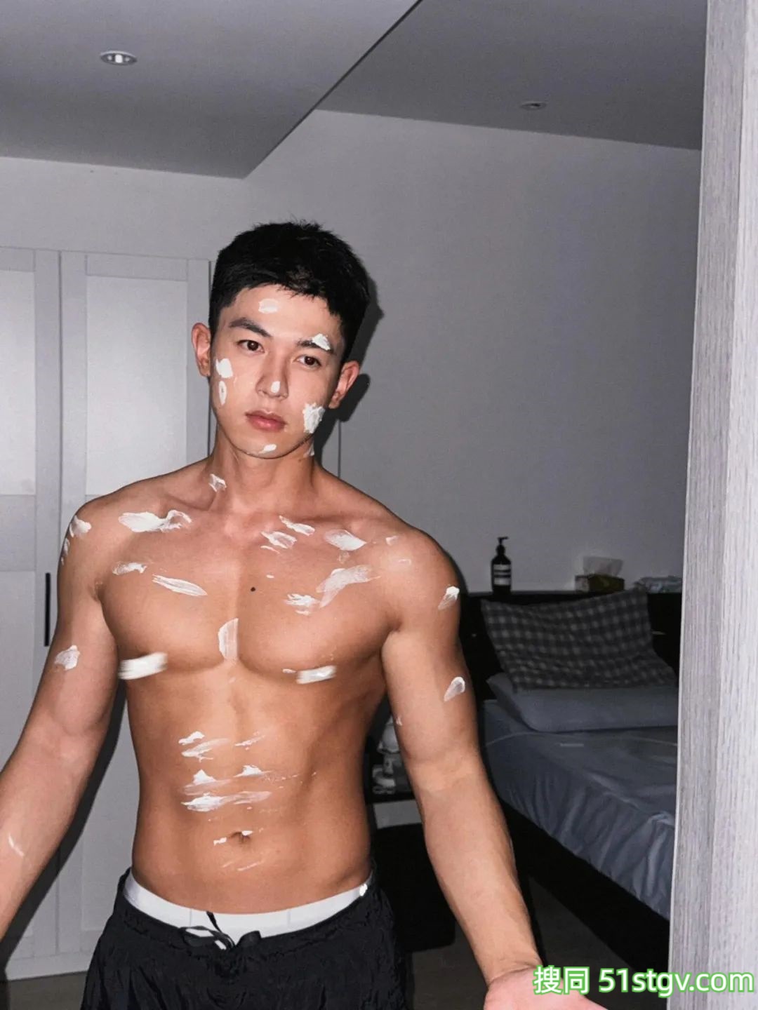 帅哥哥和小狗狗，太可爱了吧 - 51虹马