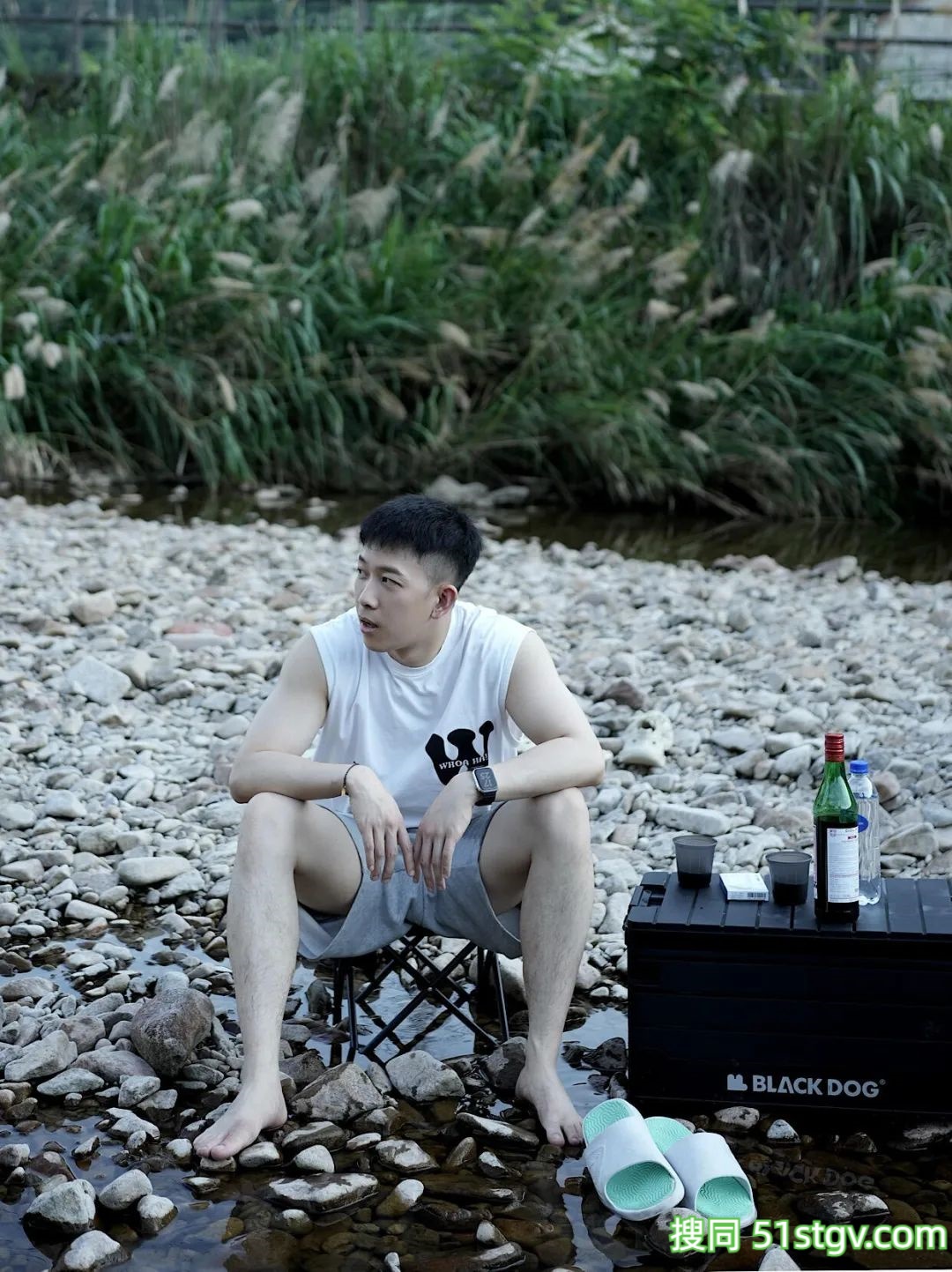 玩水的薄肌大男孩 - 51虹马