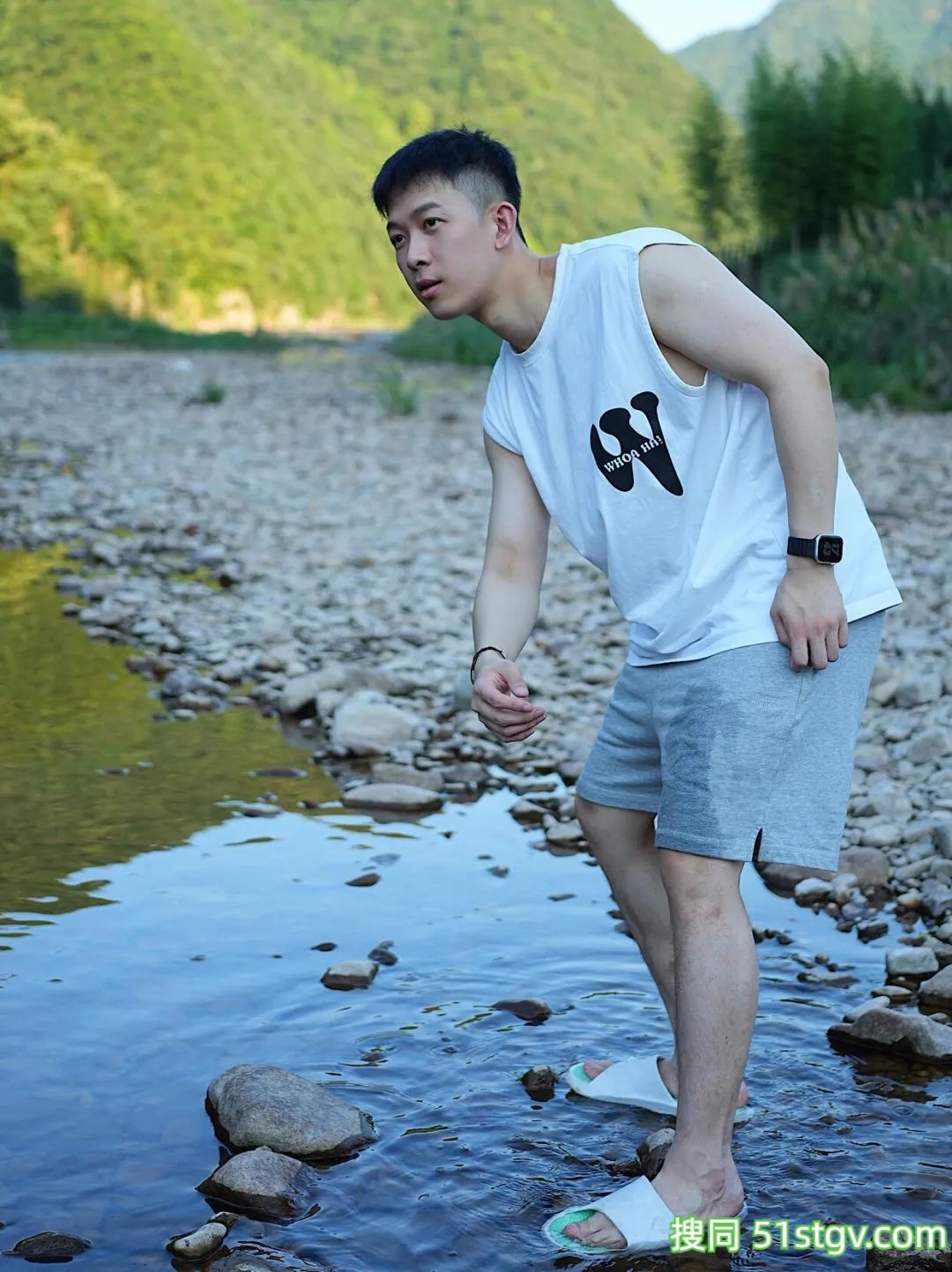 玩水的薄肌大男孩 - 51虹马