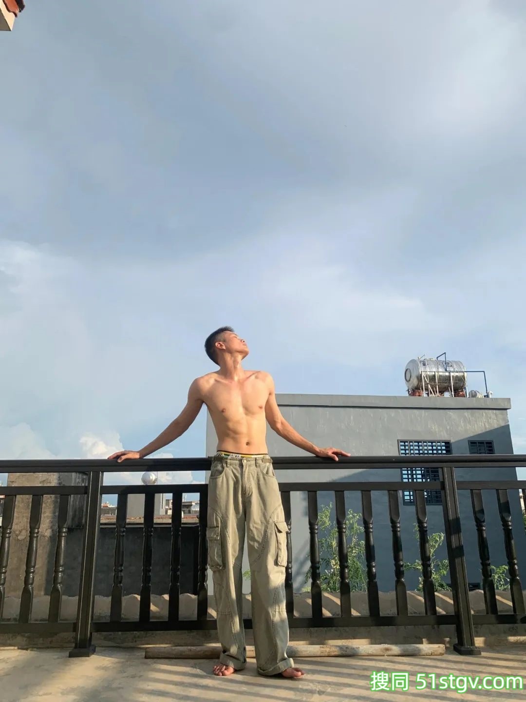 精瘦薄肌男，看着就很好吃 - 51虹马