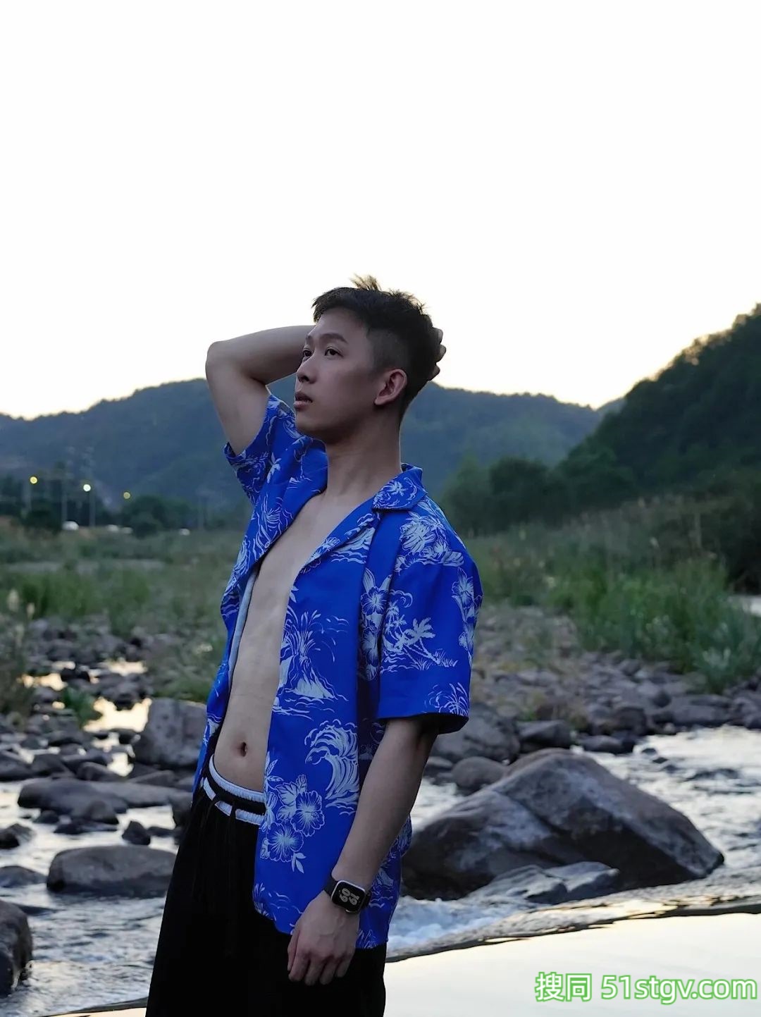 玩水的薄肌大男孩 - 51虹马