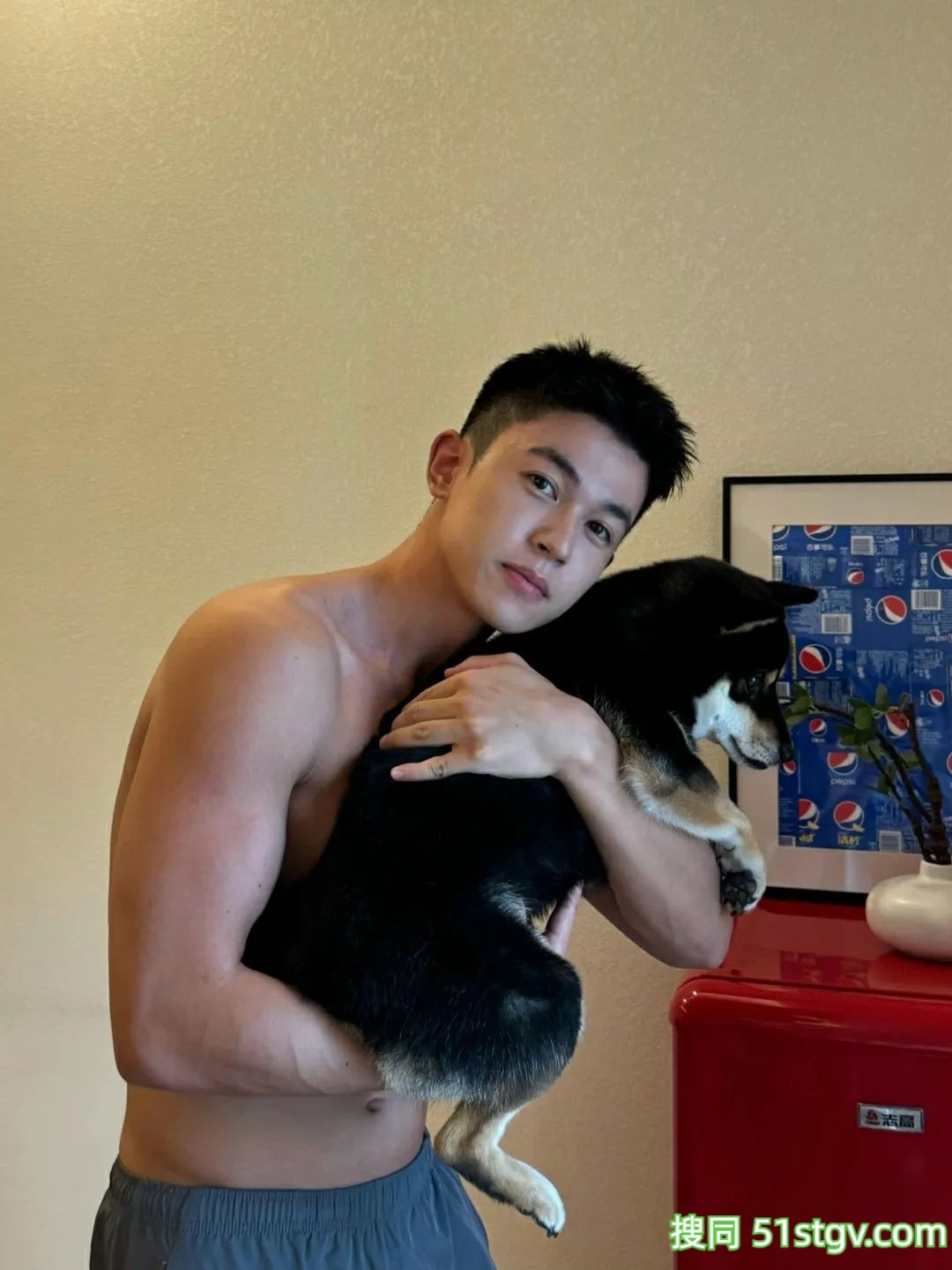 帅哥哥和小狗狗，太可爱了吧 - 51虹马