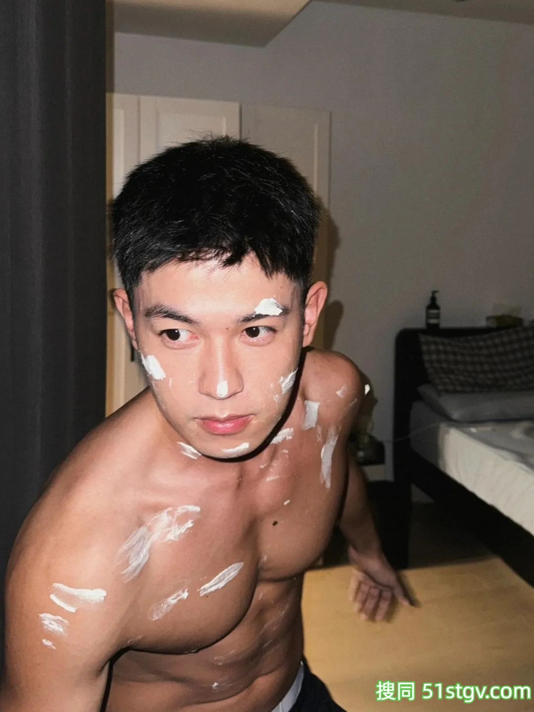 帅哥哥和小狗狗，太可爱了吧 - 51虹马