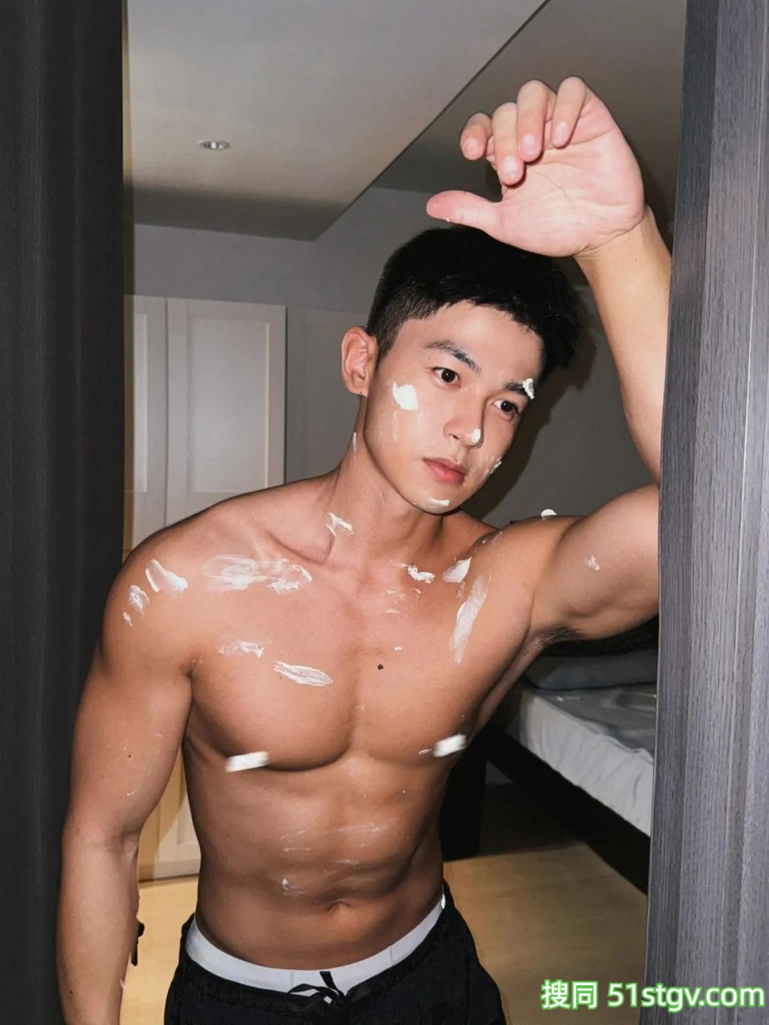 帅哥哥和小狗狗，太可爱了吧 - 51虹马