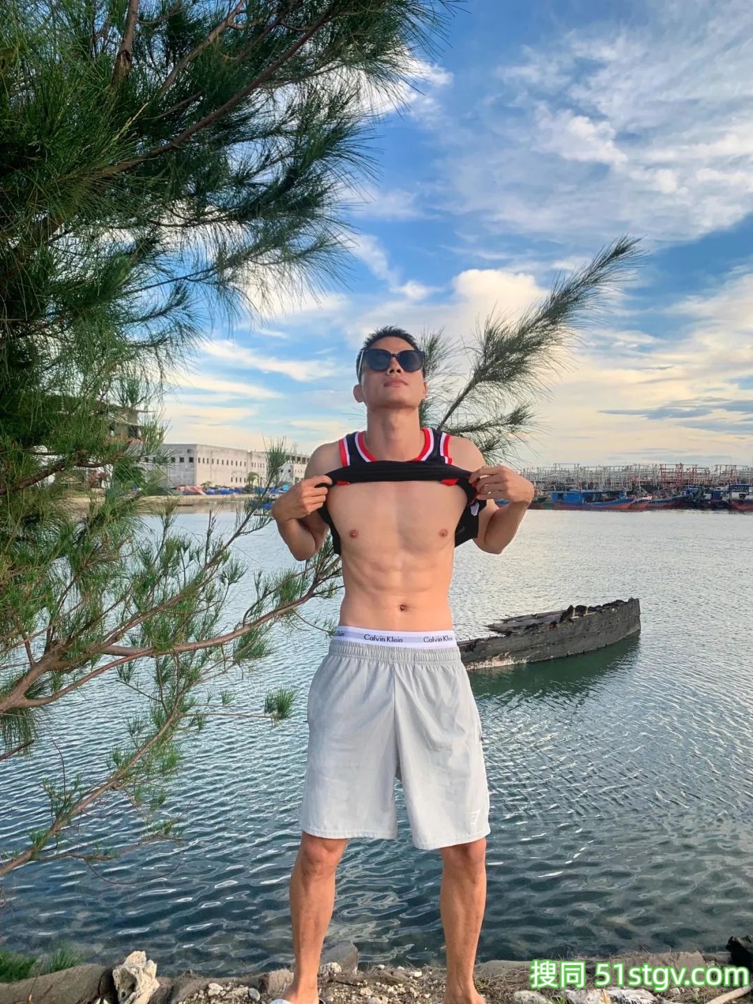 精瘦薄肌男，看着就很好吃 - 51虹马