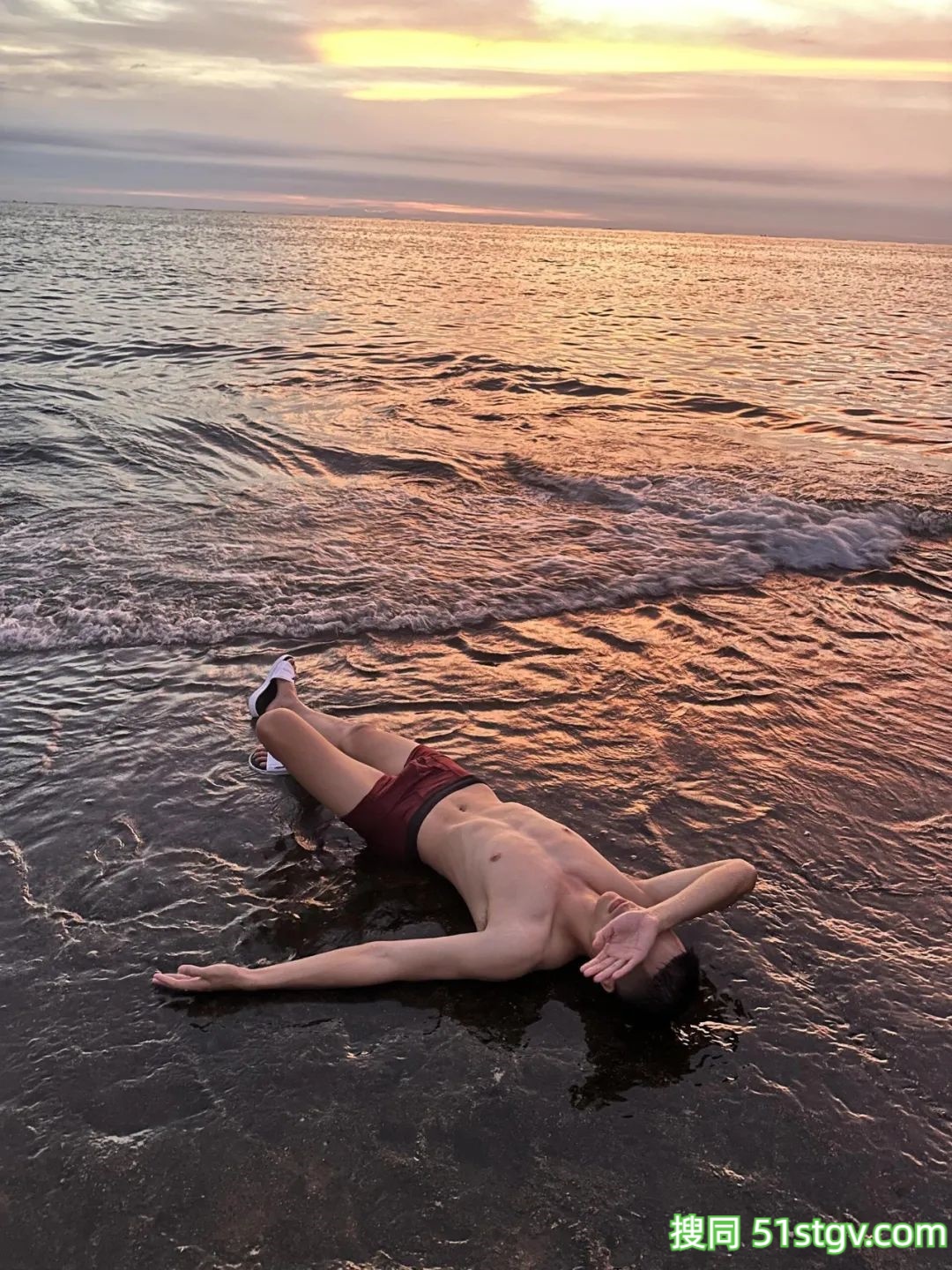 精瘦薄肌男，看着就很好吃 - 51虹马