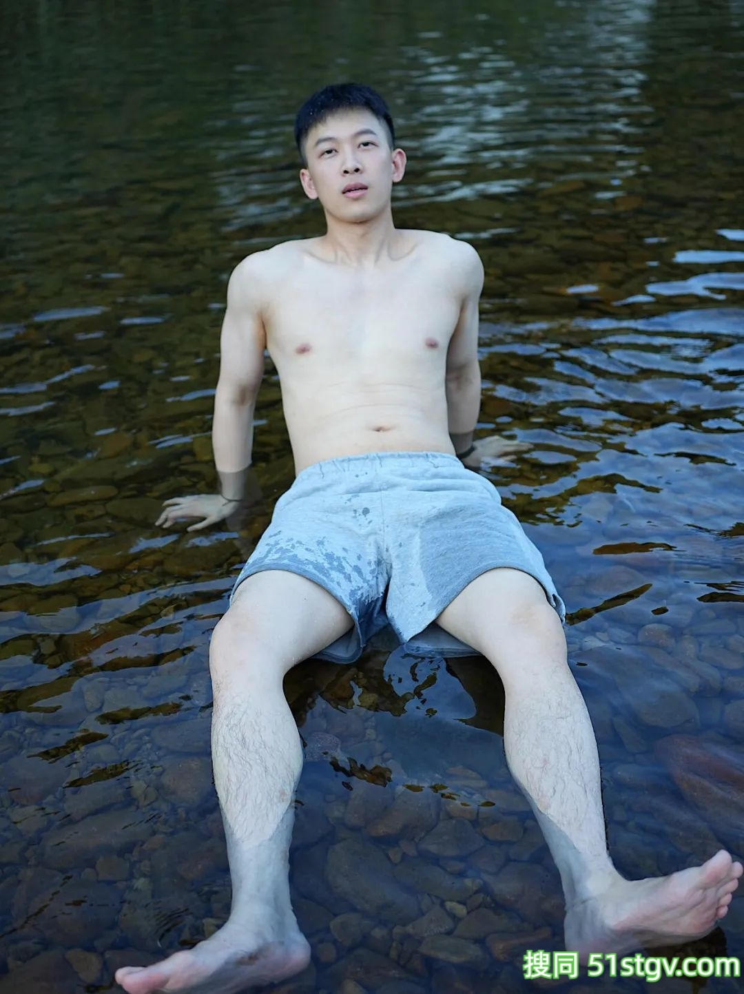 玩水的薄肌大男孩-51虹马