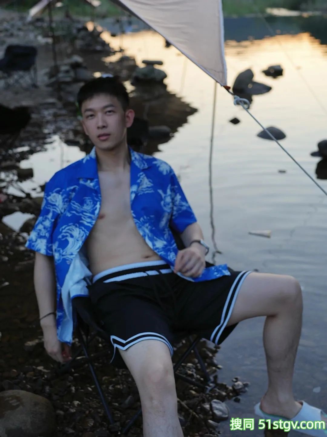 玩水的薄肌大男孩 - 51虹马