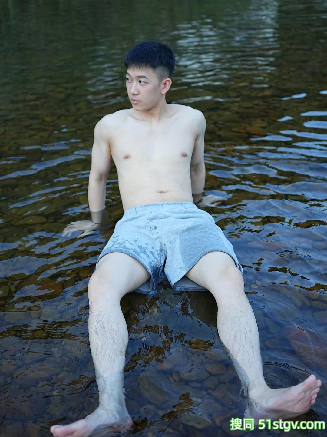 玩水的薄肌大男孩 - 51虹马